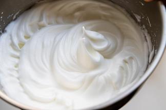 一直搅打至蛋清能拉出小弯钩，我打的蛋白霜稍有点硬了，再软一些更好。