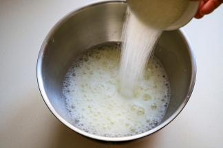 蛋清中放几滴白醋，先用打蛋器打出粗泡，一次性放入细砂糖，也可以分次放。