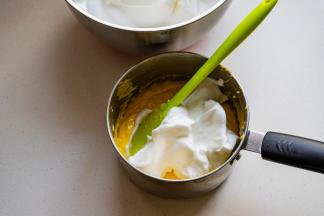 取1/3蛋白霜至蛋黄糊中，用刮刀上下翻拌均匀。