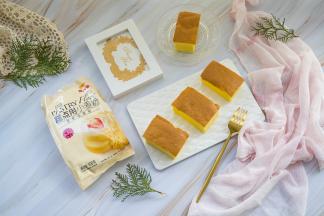 烘烤结束后取出模具，迅速提着油纸将蛋糕取出，撕开四周的油纸散热，吃的时候切块即可。