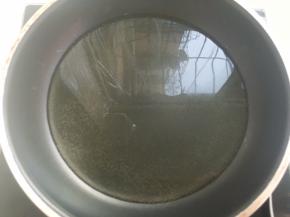 锅内加入玉米油，小火加热至锅底出现很多泡泡，关火
