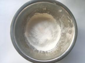 低筋面粉提前过筛两遍，放一旁备用
