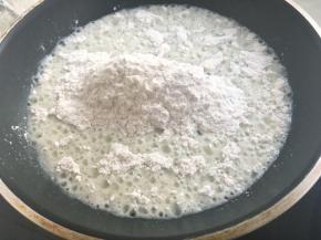 倒入过筛后的低筋面粉，将面粉烫熟
