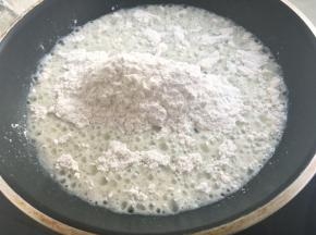 倒入过筛后的低筋面粉，将面粉烫熟
