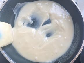 之后用刮刀按压面糊，将面糊搅拌均匀，面糊细腻无颗粒