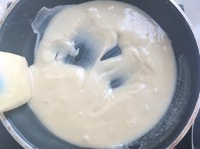 之后用刮刀按压面糊，将面糊搅拌均匀，面糊细腻无颗粒
