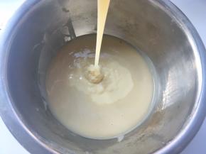 将面糊倒入打蛋盆内，降至手温，加入炼乳
