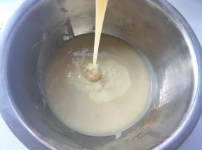 将面糊倒入打蛋盆内，降至手温，加入炼乳
