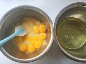分离鸡蛋，蛋白打至干净的容器内，蛋黄加入到面糊中
