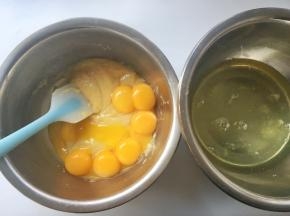 分离鸡蛋，蛋白打至干净的容器内，蛋黄加入到面糊中
