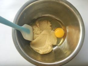 加入一颗鸡蛋，用拌压方法压拌均匀
