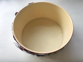 将模具用热水烫一下，用厨房纸擦干净，之后用锡纸将模具包裹上，8寸模具偏大，我用了两张锡纸才将模具全部包裹好
