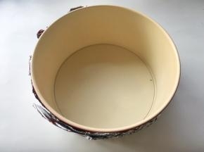 将模具用热水烫一下，用厨房纸擦干净，之后用锡纸将模具包裹上，8寸模具偏大，我用了两张锡纸才将模具全部包裹好
