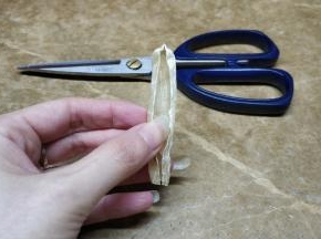 从底部剪开，用手打开抹一抹，抹掉沙子