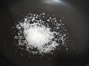 锅里放入粗盐炒开（锅里不用放油）