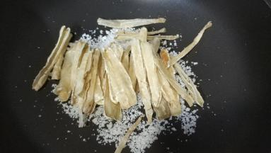 放入沙虫干不停炒均匀（这步是逼出沙虫干的鲜香味）