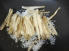 放入沙虫干不停炒均匀（这步是逼出沙虫干的鲜香味）