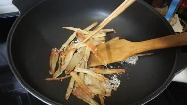 炒至沙虫干变成焦黄色用筷子夹出，剩下的继续炒至焦黄后夹出，这样的沙虫干逼出味道来，煲汤时那香味就觉这么复杂的步骤是值得的