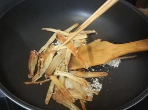 炒至沙虫干变成焦黄色用筷子夹出，剩下的继续炒至焦黄后夹出，这样的沙虫干逼出味道来，煲汤时那香味就觉这么复杂的步骤是值得的