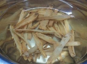 盆里装上水，放入炒制好的沙虫干浸泡一会再下步处理