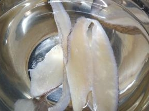 响螺片用水浸泡干净，剪成适合的形状备用