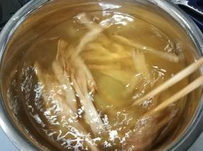 用筷子不停地搅拌沙虫（我大括搅30多下吧）