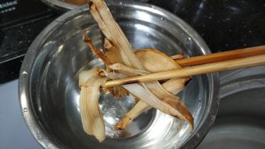 捞出沙虫干到另一盆子里