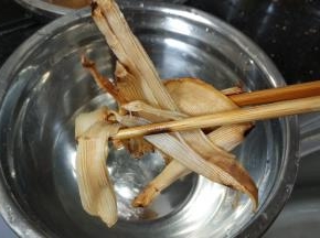 捞出沙虫干到另一盆子里