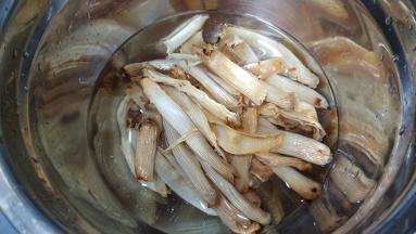 盆子放入少量清水