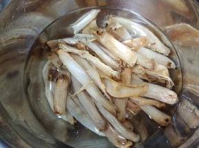 盆子放入少量清水