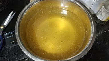 原来浸泡沙虫干的那盆水让它沉淀沉淀