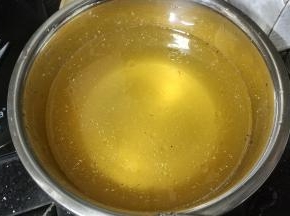 原来浸泡沙虫干的那盆水让它沉淀沉淀