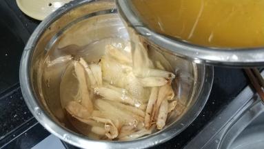 再将沉淀完的水慢慢倒入沙虫干盆里