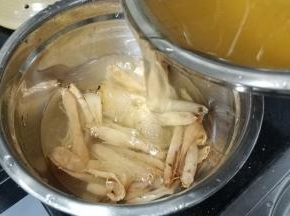 再将沉淀完的水慢慢倒入沙虫干盆里