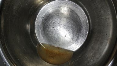 不要全部倒入，留一点水，因为沙全沉在最底的，看见盆里细细的沙粒没？