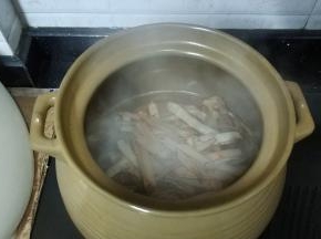 捞出沙虫干放到汤煲里