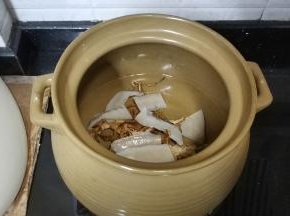 汤煲里先放入小量水煮开后放入火龙果花干和响螺片块继续中小火煲