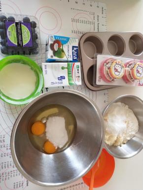 粉类混合，液体混合。鸡蛋和盐，砂糖混合