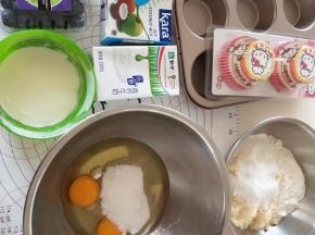 粉类混合，液体混合。鸡蛋和盐，砂糖混合