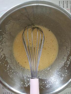 鸡蛋加细砂糖，盐打发到微微发白，粘稠状态