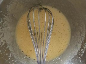 鸡蛋加细砂糖，盐打发到微微发白，粘稠状态