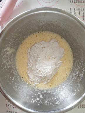 分次加入粉类拌匀。