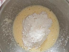 分次加入粉类拌匀。