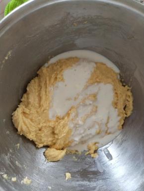 分次加入液体拌匀。