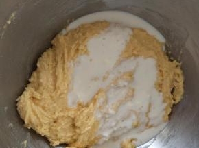 分次加入液体拌匀。