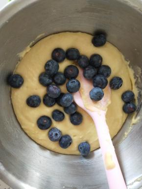 加入蓝莓拌匀。