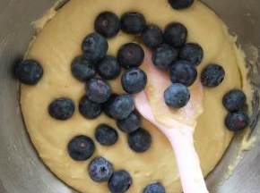 加入蓝莓拌匀。