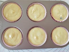 装入裱花袋挤到模具中。