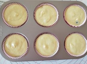 装入裱花袋挤到模具中。