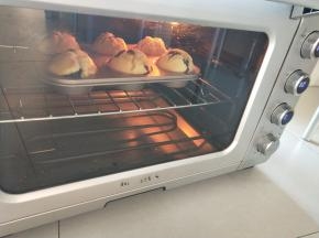 烤箱中层180度，25分钟。表面金黄色即可！